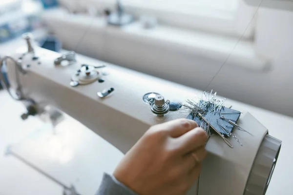 Närbild på kvinnliga arbetar på symaskin — Stockfoto