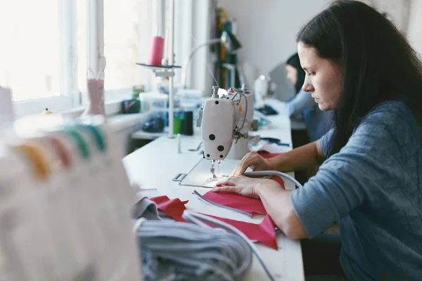 Feminino trabalhando na máquina de costura — Fotografia de Stock