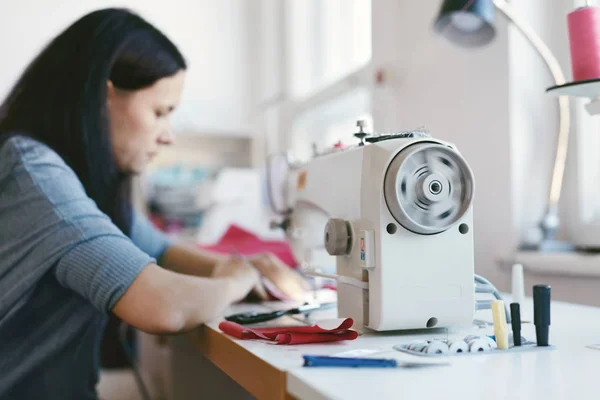 Kvinna som arbetar på symaskin — Stockfoto