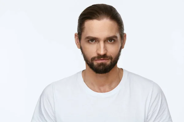 Hombre guapo con cara hermosa y barba — Foto de Stock