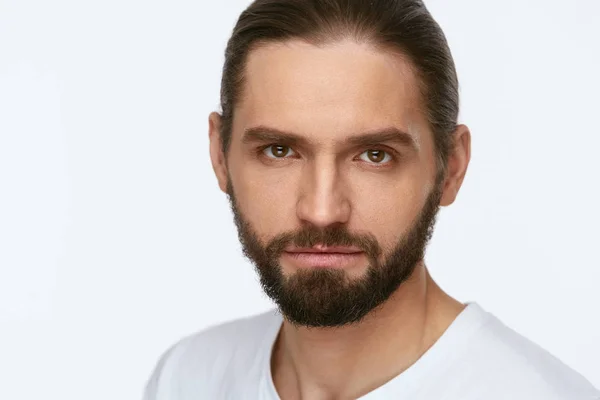 Hombre guapo con cara hermosa y barba — Foto de Stock