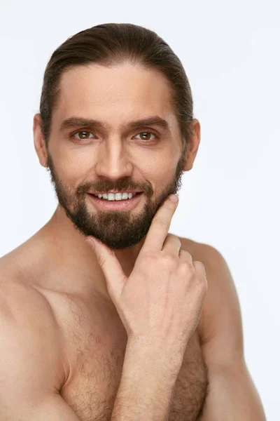 Przystojny mężczyzna z piękną twarz i broda — Zdjęcie stockowe