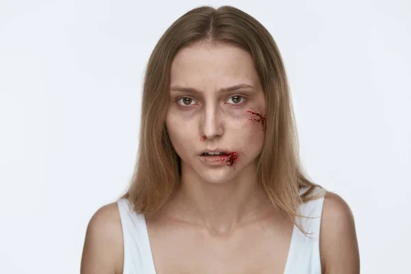 Huiselijk geweld. Vrouw met kloppend op gezicht — Stockfoto