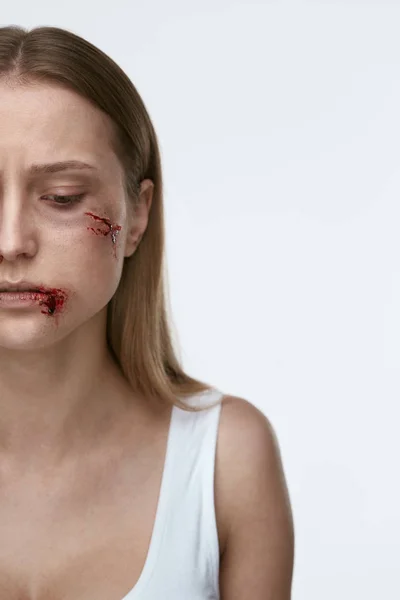Violencia contra las mujeres. Mujer con herida sangrienta en la cara —  Fotos de Stock