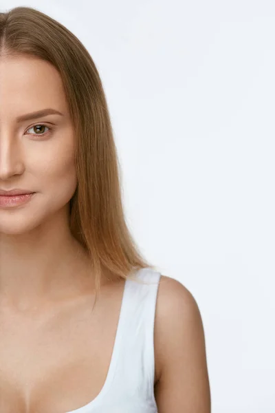 Vacker kvinna halva ansiktet med naturlig Makeup — Stockfoto