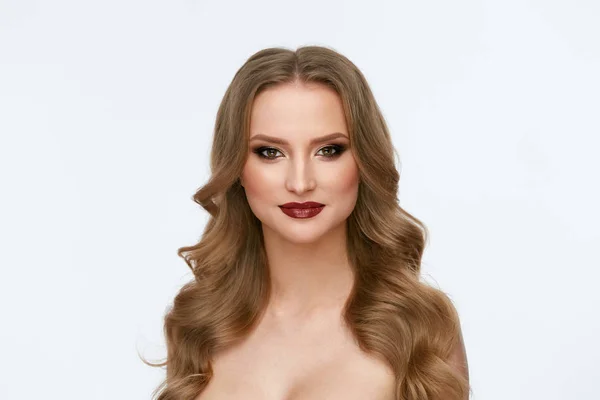 Maquiagem de beleza. Mulher jovem com rosto bonito e penteado — Fotografia de Stock