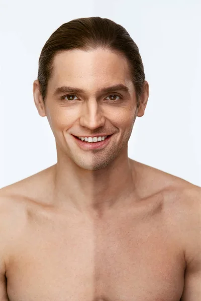 Νεαρός άνδρας με γουρουνότριχα πριν και μετά το ξύρισμα — Φωτογραφία Αρχείου