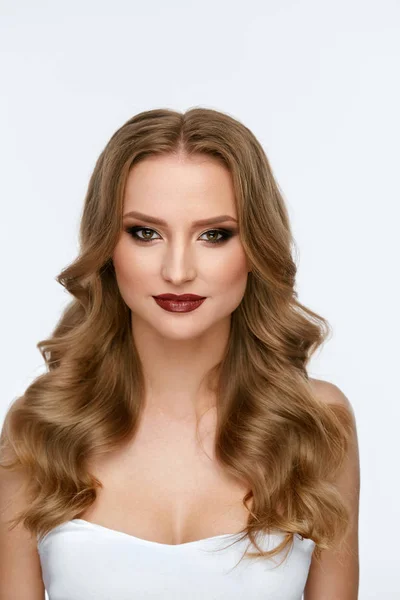 Kosmetické make-up. Mladá žena s krásnou tváří a účes — Stock fotografie