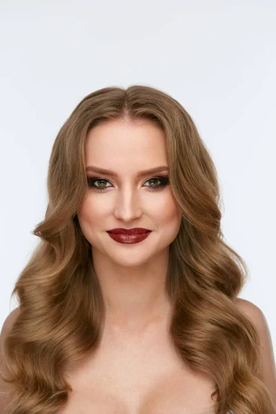 Szépség és a smink. Fiatal nő, szép arc és frizura — Stock Fotó