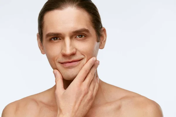 Men Face Care. Muž dotýkající se hladké kůže po holení — Stock fotografie