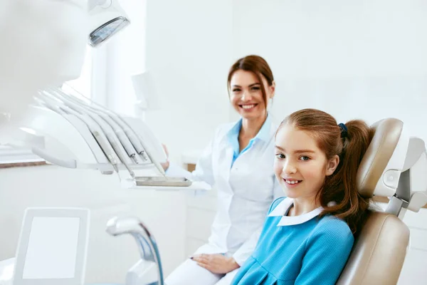 Saúde dentária. Dentista e menina feliz no escritório de odontologia — Fotografia de Stock