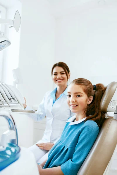 Salute dentale. dentista e felice ragazza in odontoiatria ufficio — Foto Stock