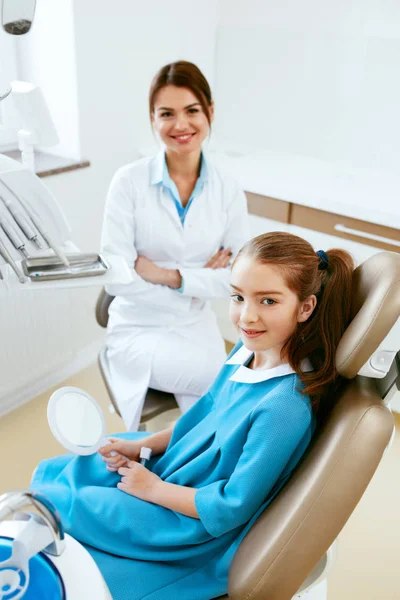 Odontoiatria. Dentista medico e paziente in clinica — Foto Stock