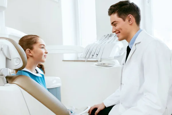 Stomatologii. Stomatologii lekarz i pacjent w gabinecie stomatologicznym — Zdjęcie stockowe