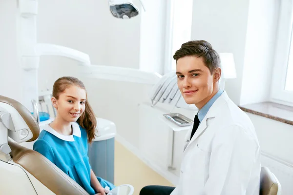 Стоматологія. Стоматологія Лікар і пацієнт У стоматологічному кабінеті — стокове фото