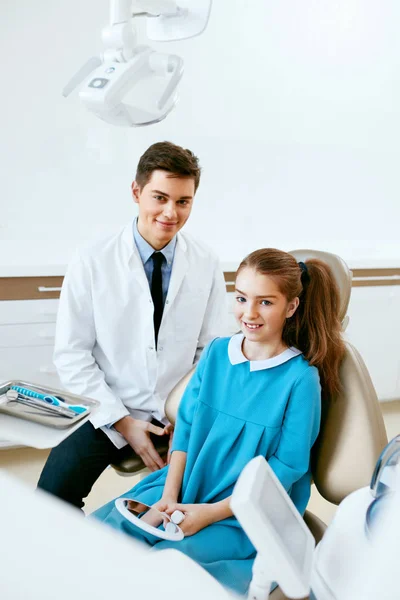 Stomatology. Dentistry Doctor And Patient In Dentist Office — Stock Photo, Image