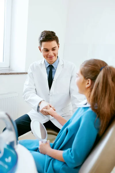 Stomatologie. Médecin en dentisterie et patient dans le bureau du dentiste — Photo