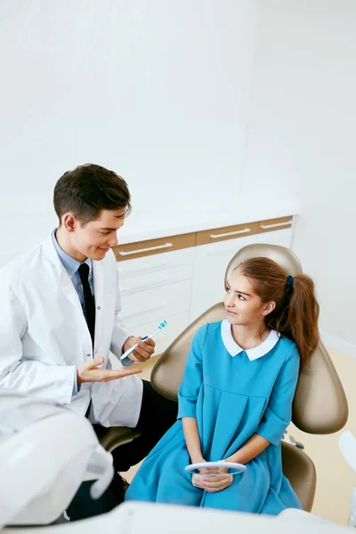 Estomatología. Médico de odontología y paciente en la oficina del dentista — Foto de Stock