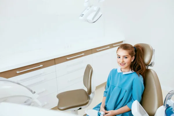 Tandvård. Glada lilla patienten i tandvårdsklinik. — Stockfoto