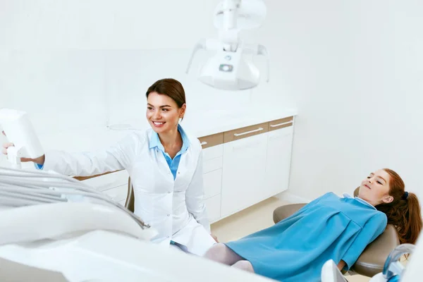 Odontoiatria. Dentista medico e paziente in clinica — Foto Stock