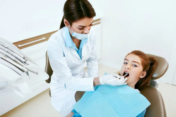 Stomatologi. Tandläkare som arbetar med tjej tänder i tandvårdsklinik. — Stockfoto