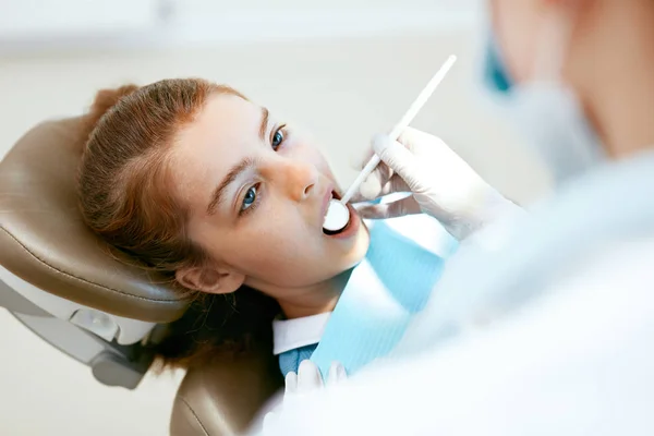 Fogászati ellátás. Lány alatt fogászati kezelés, fogászati klinika — Stock Fotó