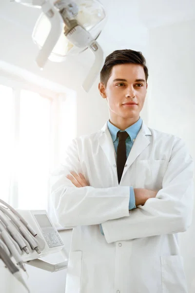 Médico dentista na Clínica Dentária. Retrato — Fotografia de Stock