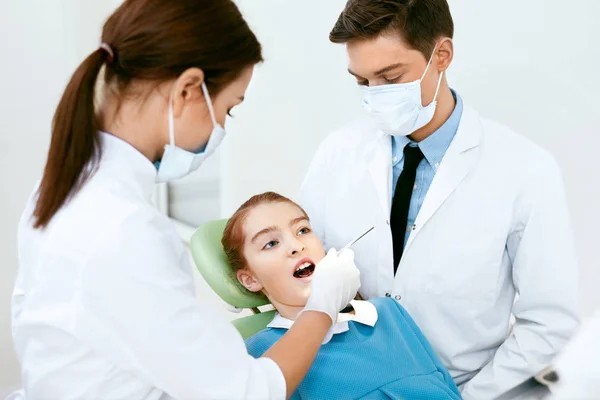 Zdrowie jamy ustnej. Dentysta lekarze Dokonywanie procedury badania — Zdjęcie stockowe