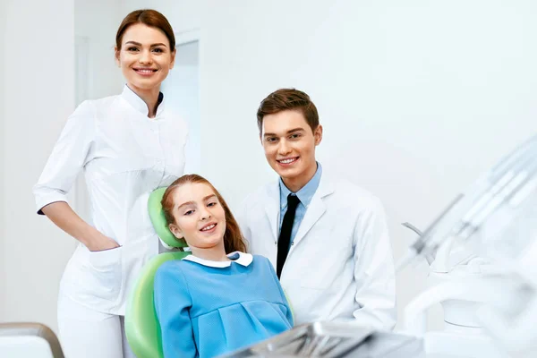 Stomatologia. Medici di odontoiatria e paziente nello studio dentistico — Foto Stock