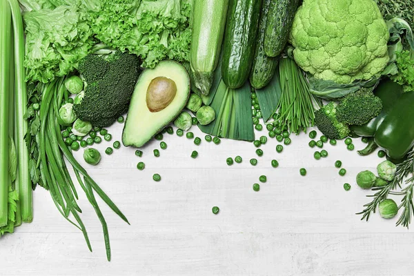 Органічні зелені овочі на білому тлі — стокове фото
