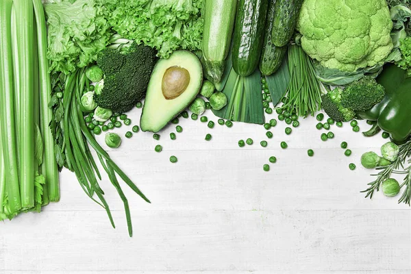 Органические зеленые овощи на белом фоне — стоковое фото