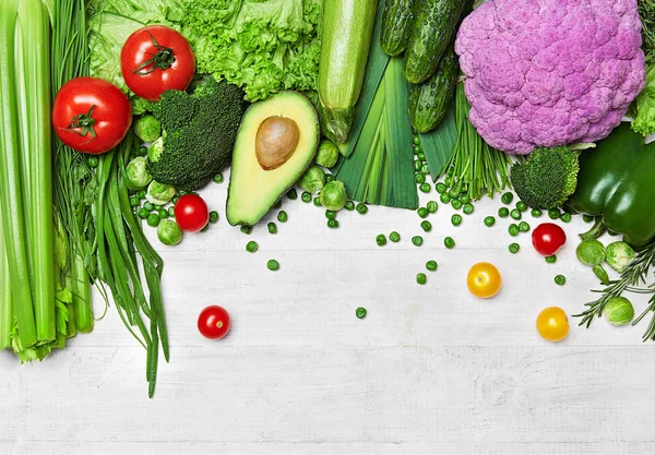 Comida saludable. Verduras orgánicas frescas en blanco — Foto de Stock