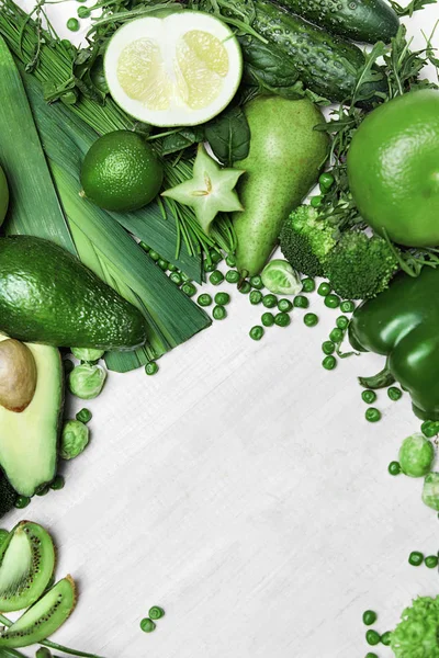 Зеленые овощи на белый — стоковое фото