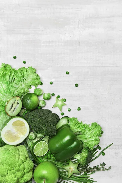 Zelená zelenina na bílém pozadí — Stock fotografie