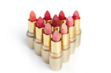 Beyaz arka plan üzerinde renkli ruj kümesi