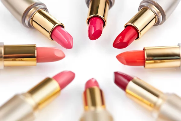 Set von bunten Lippenstiften auf weißem Hintergrund — Stockfoto