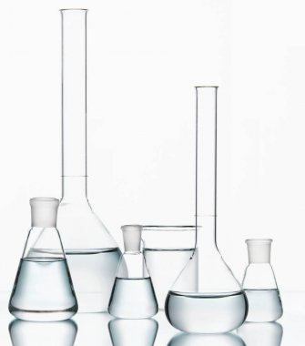 Laboratuvar malzemeleri. Cam renkli kimyasal sıvı ile