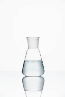 Laboratuvar cam şeffaf sıvı ile