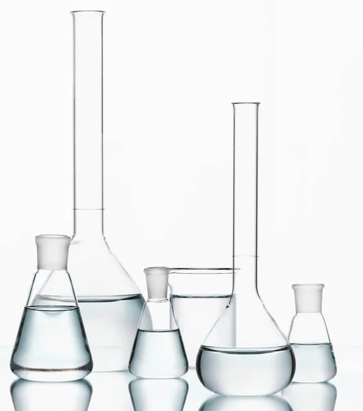 实验室用品。彩色化学液体玻璃器皿 — 图库照片