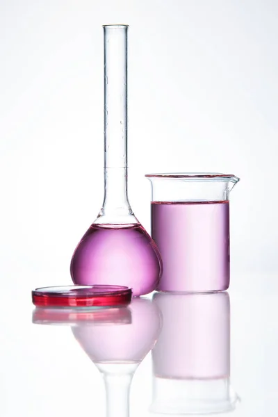 Szkło laboratoryjne. Naczynia laboratoryjne z kolorowych płynów — Zdjęcie stockowe