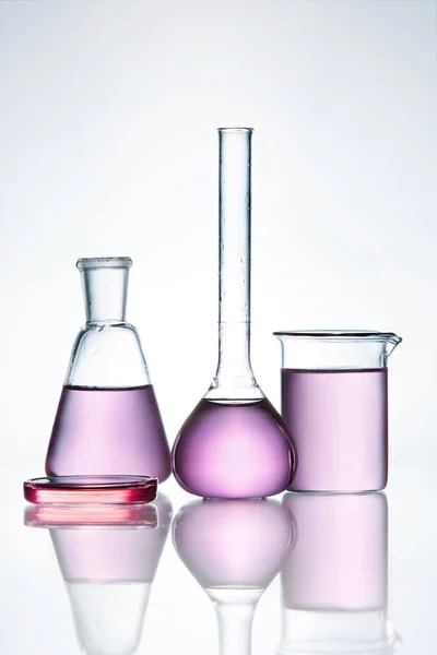 Du verre de laboratoire. Verrerie de laboratoire avec fluide coloré — Photo