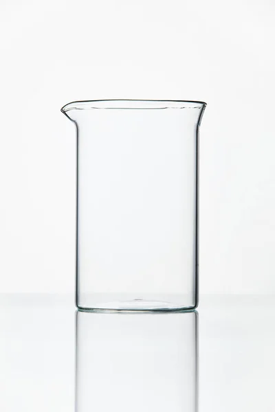 Laboratorium benodigdheden. Transparant glas op witte achtergrond — Stockfoto