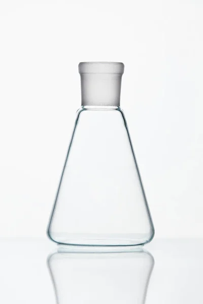 Suprimentos de laboratório. Vidro transparente em fundo branco — Fotografia de Stock