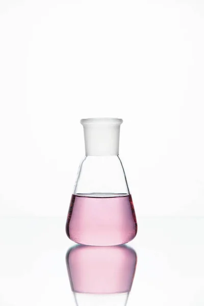 Szkło laboratoryjne. Szkło z różowy płyn na białym tle — Zdjęcie stockowe