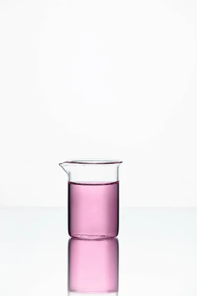 Equipamento de laboratório. Vidro com líquido colorido — Fotografia de Stock