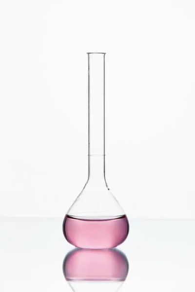 Sprzęt laboratoryjny. Szkło kolorowe płynem — Zdjęcie stockowe