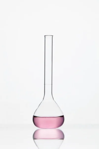 Szkło laboratoryjne. Szkło z różowy płyn na białym tle — Zdjęcie stockowe