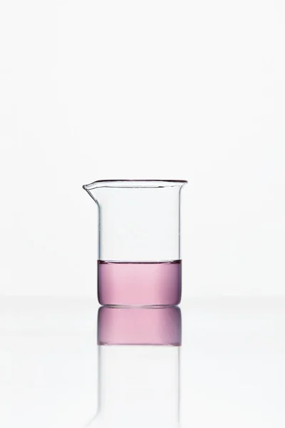 Vidrio de laboratorio. Vidrio con líquido rosa sobre fondo blanco —  Fotos de Stock