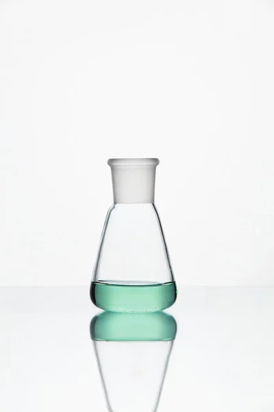 Sprzęt laboratoryjny. Szkło kolorowe płynem — Zdjęcie stockowe