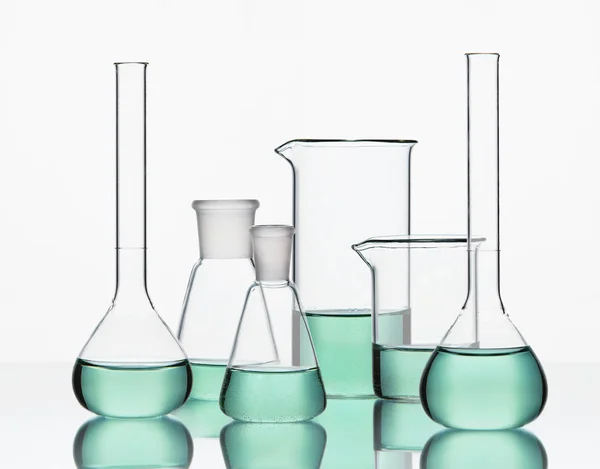 Laboratorium benodigdheden. Glaswerk met kleurrijke chemische vloeistof — Stockfoto